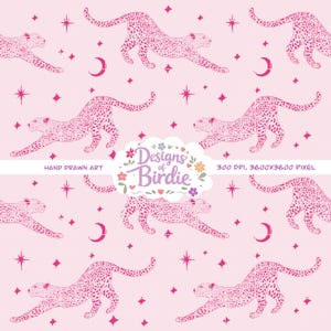 Può includere: Motivo rosa senza cuciture con leopardi stilizzati, stelle e lune crescenti. Il design include il testo "Hand Drawn Art", il logo "Designs of Birdie" e il testo "300 DPI, 3600x3600 PIXEL".