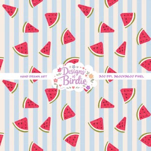 Può includere: Un motivo ripetuto di fette di anguria su uno sfondo a righe bianche e azzurre. Le fette di anguria sono rosse con semi neri e bucce verdi. L'immagine include il testo "Designs of Birdie" e "Hand Drawn Art".