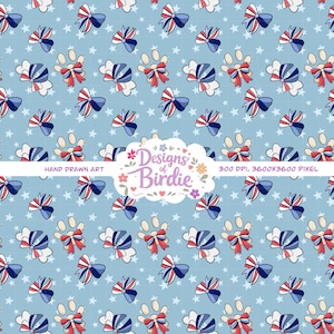 Può includere: Motivo ripetuto di fiocchi patriottici e impronte di zampe su sfondo azzurro con stelle bianche. I fiocchi sono rossi, bianchi e blu. Il testo "Designs of Birdie" è in un design a forma di nuvola.