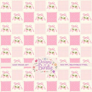Può includere: Motivo ripetuto con quadrati rosa e crema. Alcuni quadrati presentano un motivo a quadretti o a pois, mentre altri mostrano una fragola con un fiocco. È presente anche il testo "Designs of Birdie".