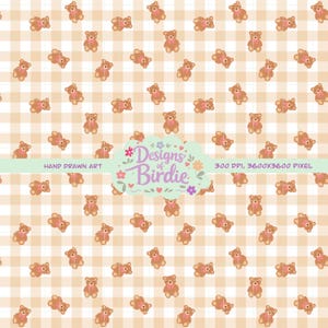 Può includere: Un motivo ripetuto di orsacchiotti marroni con fiocchi rosa su uno sfondo a scacchi arancione chiaro e bianco. Le parole "Designs of Birdie" sono al centro dell'immagine, insieme a "Hand Drawn Art" e "300 DPI, 3600x3600 PIXEL".