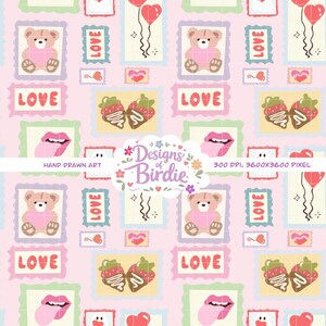 Può includere: Motivo ripetuto su sfondo rosa con illustrazioni di orsacchiotti, fragole, labbra, cuori e la parola "LOVE" in un riquadro rettangolare. Il disegno è fatto a mano.