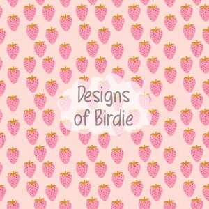 Può includere: Motivo ripetuto di fragole rosa con steli dorati e foglie verdi su sfondo rosa chiaro. Il testo "Designs of Birdie" è in una casella di testo bianca a forma di nuvola.