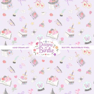 Può includere: Motivo ripetuto su sfondo lilla chiaro con illustrazioni disegnate a mano. Il design include libri, farfalle, cuori, spade, candele e altri elementi stravaganti. È presente anche il testo "Designs of Birdie".