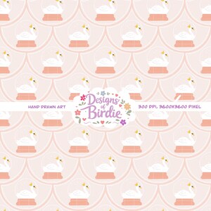 Può includere: Motivo ripetuto con globi di neve con cigni bianchi su sfondo rosa. I globi hanno una corona dorata e poggiano su una base color pesca. È visibile anche il testo "Designs of Birdie" e "Hand Drawn Art".