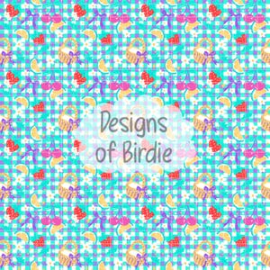 Può includere: Un motivo ripetuto con cestini da picnic, ciliegie, fragole e spicchi di limone su uno sfondo a quadretti vichy turchese e viola. Il testo "Designs of Birdie" è al centro dell'immagine.
