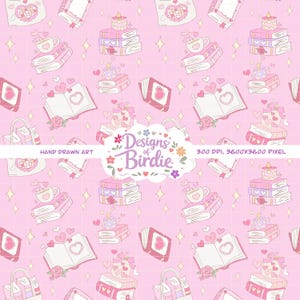 Può includere: Motivo ripetuto su sfondo rosa con pile di libri, tazze da tè, libri aperti con cuori, candele e borse. Il design include cuori, rose e stelle. Il testo "Designs of Birdie" è al centro.