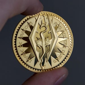 Skyrim Septim Coin Replica | Elder Scrolls Inspired Collectible Fantasy Coin | Gold Plated Gamer Gift 40mm