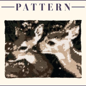 Puede incluir: Patrón de ganchillo que representa dos ciervos en tonos marrones, beige y negros. La imagen es un primer plano del trabajo de ganchillo, que destaca la textura y los detalles de las puntadas. La palabra "PATTERN" está en la parte superior.