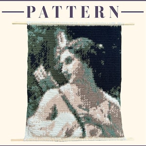 Può includere: Arazzo da parete all'uncinetto con un ritratto nei toni del verde, beige e blu navy. La parola "PATTERN" è stampata in alto. L'opera è sospesa a un tassello di legno.