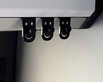 3 smiley hooks for the overhead cabinets of the Adria Twin model year from 2025 onwards. Set consisting of three smiley hooks.