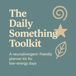 Op de afbeelding: Een teal achtergrond met crème tekst "The Daily Something Toolkit". Daaronder staat "A neurodivergent-friendly planner kit for low-energy days." Decoratieve elementen zijn spiraal, ster en blad in crème.