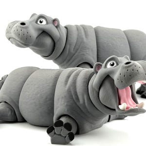 K&ouml;nnte beinhalten: Zwei graue, bewegliche Nilpferd-Figuren. Ein Nilpferd liegt mit offenem Maul, das rosa Innere und wei&szlig;e Z&auml;hne zeigt. Das andere Nilpferd ist im Hintergrund und blickt nach oben. Die Nilpferde haben eine strukturierte Oberfl&auml;che auf wei&szlig;em Hintergrund.