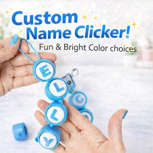 Puede incluir: Un clicker de nombre personalizado azul con letras blancas que deletrean "ELLY". El clicker lo sostiene una persona. El texto "Custom Name Clicker! Fun & Bright Color choices" está en la imagen.