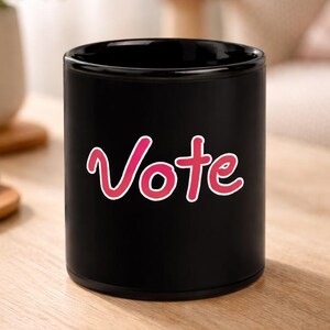 Vote Kaffeebecher: Schwarze Keramik mit rotem Schriftzug