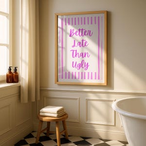 Besser spät als hässlich Druck: Trendiges Preppy Pink Wandkunst (Digitaler Download)