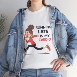 Lustiges Workout-T-Shirt: Laufen spät ist mein Cardio - Unisex-T-Shirt aus Baumwolle