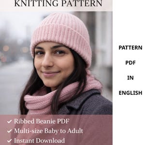 Puede incluir: Una mujer con un gorro y bufanda de punto acanalado rosa claro. La imagen es un patrón de tejido PDF en inglés. El texto de la imagen dice "Ribbed Beanie PDF", "Multi-size Baby to Adult" y "Instant Download".