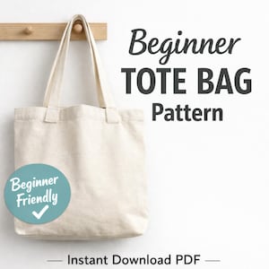 Puede incluir: Un bolso tote beige con asas cuelga de una clavija de madera. El texto "Beginner TOTE BAG Pattern" se muestra en gris oscuro. Un círculo turquesa con "Beginner Friendly" y una marca de verificación está en la parte inferior izquierda. El texto "Instant Download PDF" está debajo.