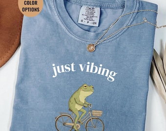 Funny Frog Shirt Just Vibing, Frog On Bike T Shirt, Cute Frog Graphic Tee, Funny Animal Shirt, Frog Lover Gift, Aesthetic Meme Shirt