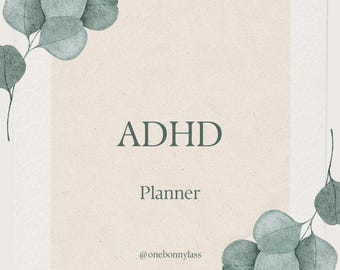 Może przedstawiać: Planer z napisem "ADHD" w ciemnozielonym kolorze, umieszczonym centralnie nad słowem "Planner". Tło jest jasnobeżowe z efektem postrzępionego papieru. Gałęzie eukaliptusa z zielonymi liśćmi obramowują górę i dół.