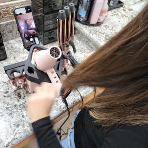 Organizador de peluquería: soporte para secador de pelo, rizador, planchas para peinar, peine y soporte para teléfono.