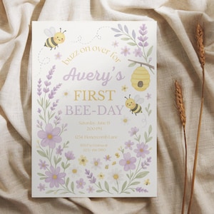 Könnte beinhalten: Eine rechteckige Einladung mit dem Text "Avery's FIRST BEE-DAY" in Lavendel und Gold. Die Einladung zeigt Illustrationen von Bienen, Blumen und einem Bienenstock. Datum, Uhrzeit und Ort sind ebenfalls angegeben. Die Einladung hat einen cremefarbenen Hintergrund.