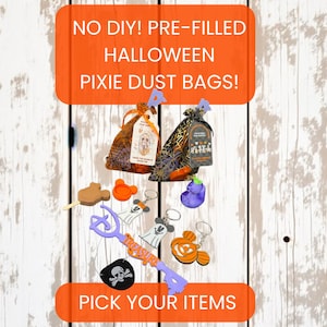 Puede incluir: Dos bolsas de tela con patrones de Halloween y etiquetas, acompañadas de varios objetos pequeños, incluyendo una figura de plástico morada, un dije con forma de paleta marrón, un llavero con forma de calabaza y una varita con forma de llave morada con la palabra TREASURE.