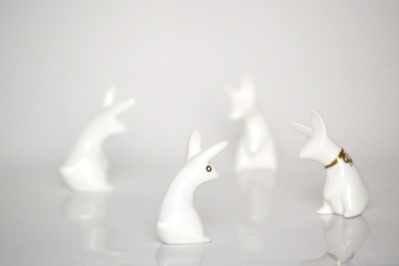 Figurine de lapin en porcelaine blanche et or, figurine en porcelaine céramique, pâques miniature douce, springanimal image 3