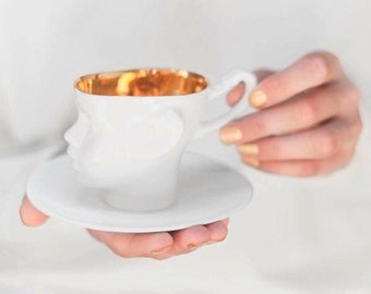 Taza de porcelana con cabeza de muñeca con interior dorado - taza de cerámica para café o té, lujoso regalo hecho a mano