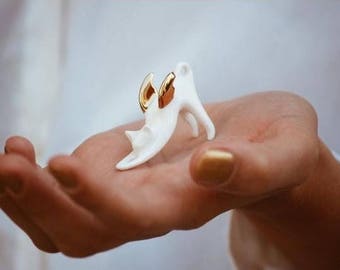 Chat volant avec des ailes d’or, figurine en porcelaine de sculpture miniature en céramique, chaton blanc animal miniature doux