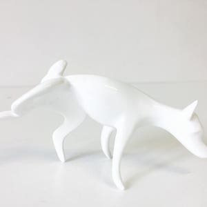 Figura de porcelana moderna hecha a mano con Perro Orinando. Blanco y delicado imagen 1