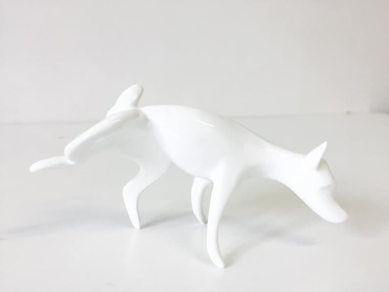 Figura de porcelana moderna hecha a mano con Perro Orinando. Blanco y delicado imagen 1