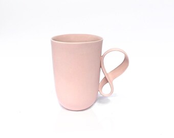 Tasse en porcelaine rose MOBIUS, grande tasse à café en céramique faite à la main par ENDE