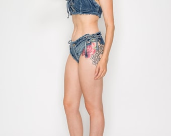 Komplet składający się ze spodenek jeansowych i góry bikini