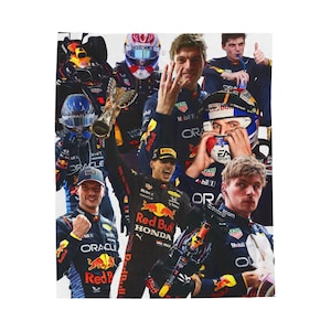 Puede incluir: Una manta blanca con un collage de imágenes de un piloto de Fórmula 1. El piloto lleva un traje y casco de carreras con los logotipos de Red Bull y Oracle. La manta tiene una textura suave y afelpada.