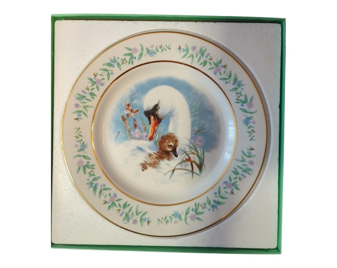 Avon "Gentle Moments" Collector Plate - 1975 Wedgwood - Gold Accents PLUS BOX