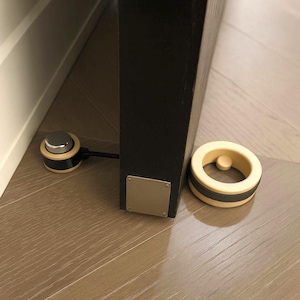 DoorDonut – La butée de porte qui tient bien en place | Activation au pied, toujours en place, mains libres