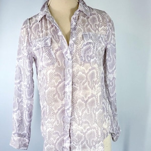 white house black market size 0 sheer snakeskin blouse