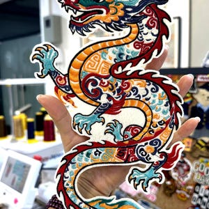 Broderad kinesisk drakelapp – Ljusa fjäll, flammor, sy-på-applikation