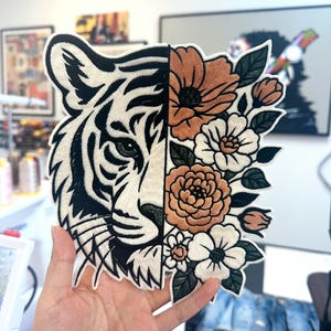 手刺繍の虎柄花柄パッチ：縫い付け／アイロン接着式アップリケ