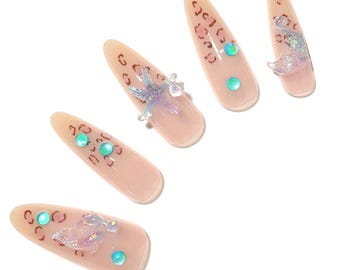 30 Stück Meerjungfrau Fantasie 3D Drücken Sie auf die Nägel | Schillernde Muschel-Charms, Ozeanperlen-Akzente, nackte Basis, lange Sargnägel, Sommernagelkunst