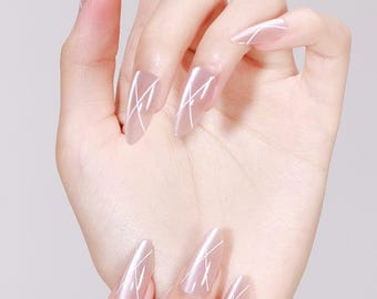 30 Stück Blush Rosa Press On Nägel Nude Katzenaugen Press On Nails - Glänzend Beige Magneteffekt mit Weißen Querlinien Nude Lines Nägel