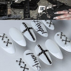 Uñas postizas blancas góticas | Uñas postizas almendradas con cruz plateada | Uñas con letras de ángel | Set de uñas postizas con punta francesa estilo cyber grunge