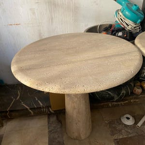 Mesa auxiliar redonda de travertino artesanal – Mesa auxiliar minimalista con pedestal – Decoración moderna de piedra natural
