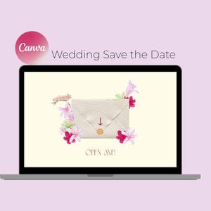 Può includere: Uno schermo di un laptop mostra un design di invito a nozze. Il design presenta una busta color crema con un sigillo dorato e una freccia rivolta verso il basso. Fiori rosa e bianchi circondano la busta, con le parole "OPEN ME!" sotto.