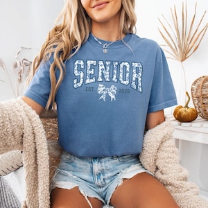 Senior 2026 Shirt, Floral Bow Senior Shirt, Class of 2026 Tee, Cute Bow Senior T-Shirt, Senior Year Graphic Tee, Graduation Gift, Coquette