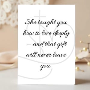 Może przedstawiać: Biała kartka z pozdrowieniami z tekstem "She taught you how to love deeply - and that gift will never leave you." Karta ma w tle krzyż i serce.