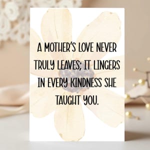 Może przedstawiać: Biała karta z tekstem "A Mother's Love Never Truly Leaves; It Lingers In Every Kindness She Taught You." na miękkim, kwiatowym tle. Karta jest wyśrodkowana, z dużym, jasnożółtym wzorem kwiatowym z tyłu.
