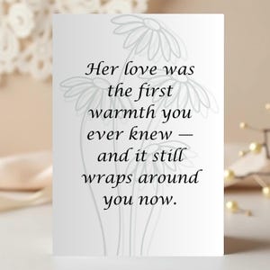 Może przedstawiać: Biała kartka z napisem "Her love was the first warmth you ever knew - and it still wraps around you now." Jasnoszare ilustracje stokrotek w tle.